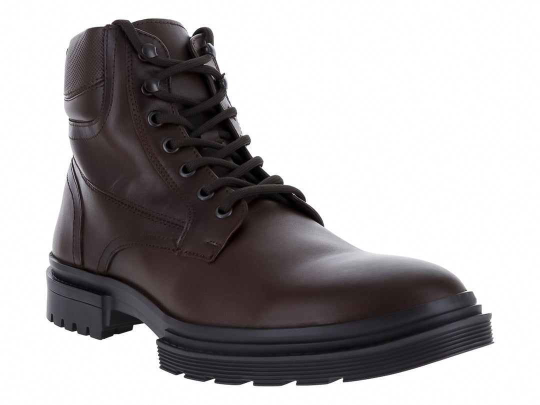 Bota de cuero color café con agujetas y suela gruesa negra para hombre.