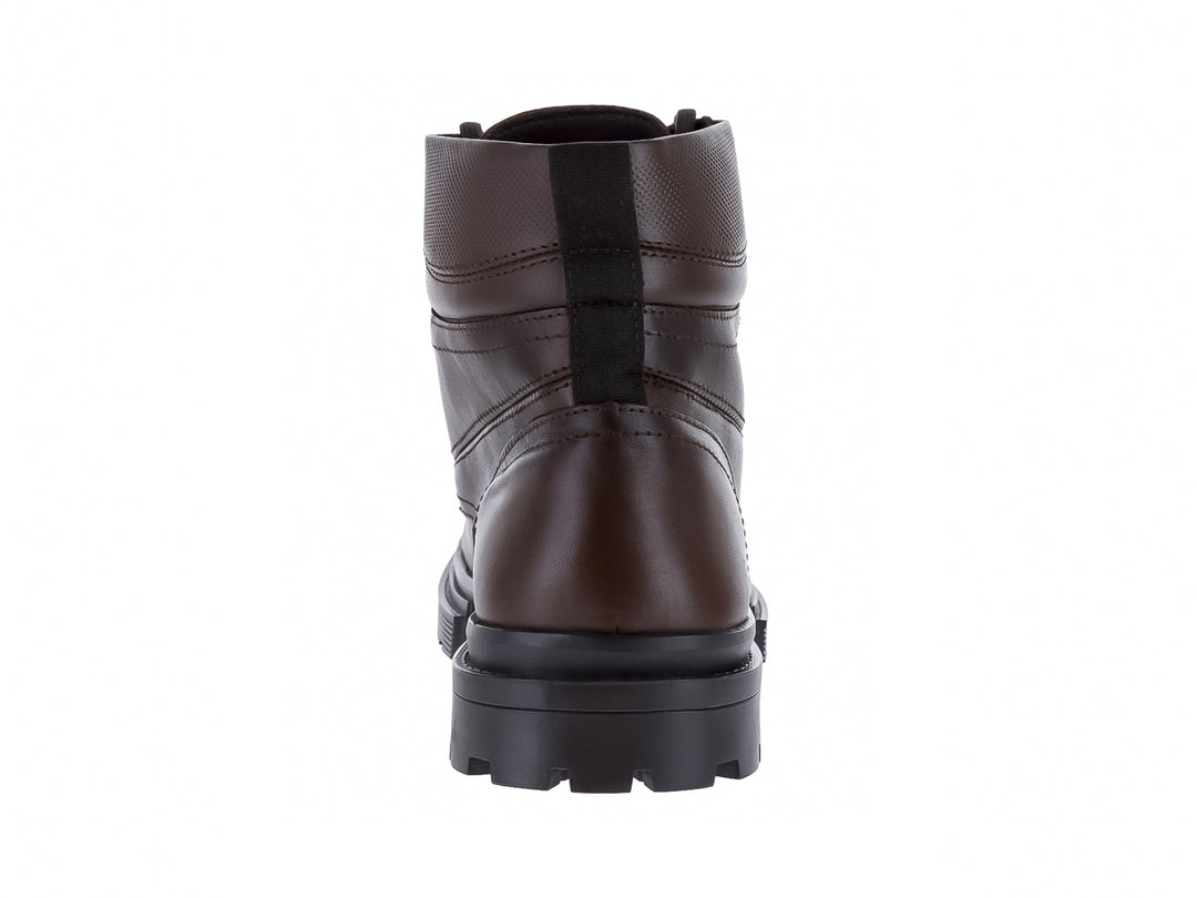 Bota de cuero color café con agujetas y suela gruesa negra para hombre.