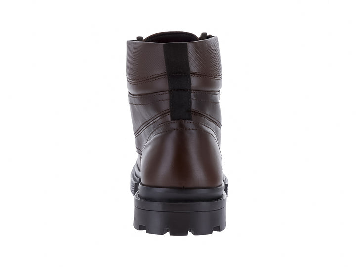 Bota de cuero color café con agujetas y suela gruesa negra para hombre.
