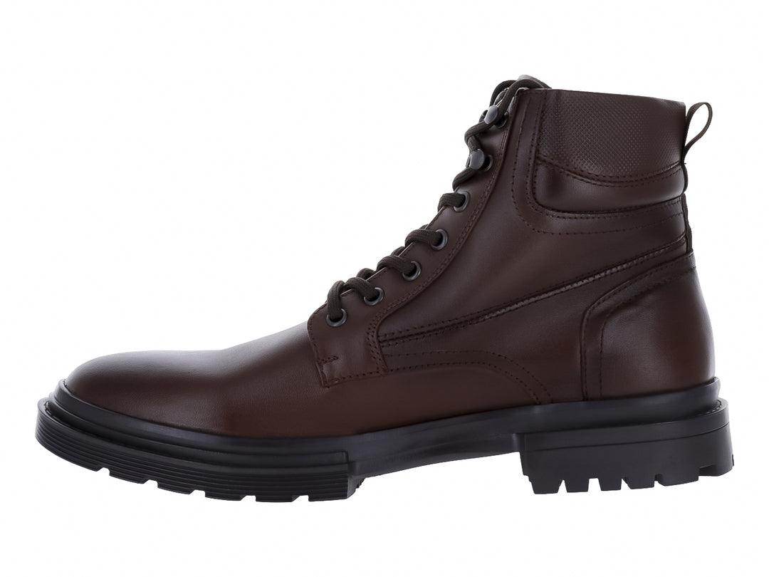 Bota de cuero color café con agujetas y suela gruesa negra para hombre.