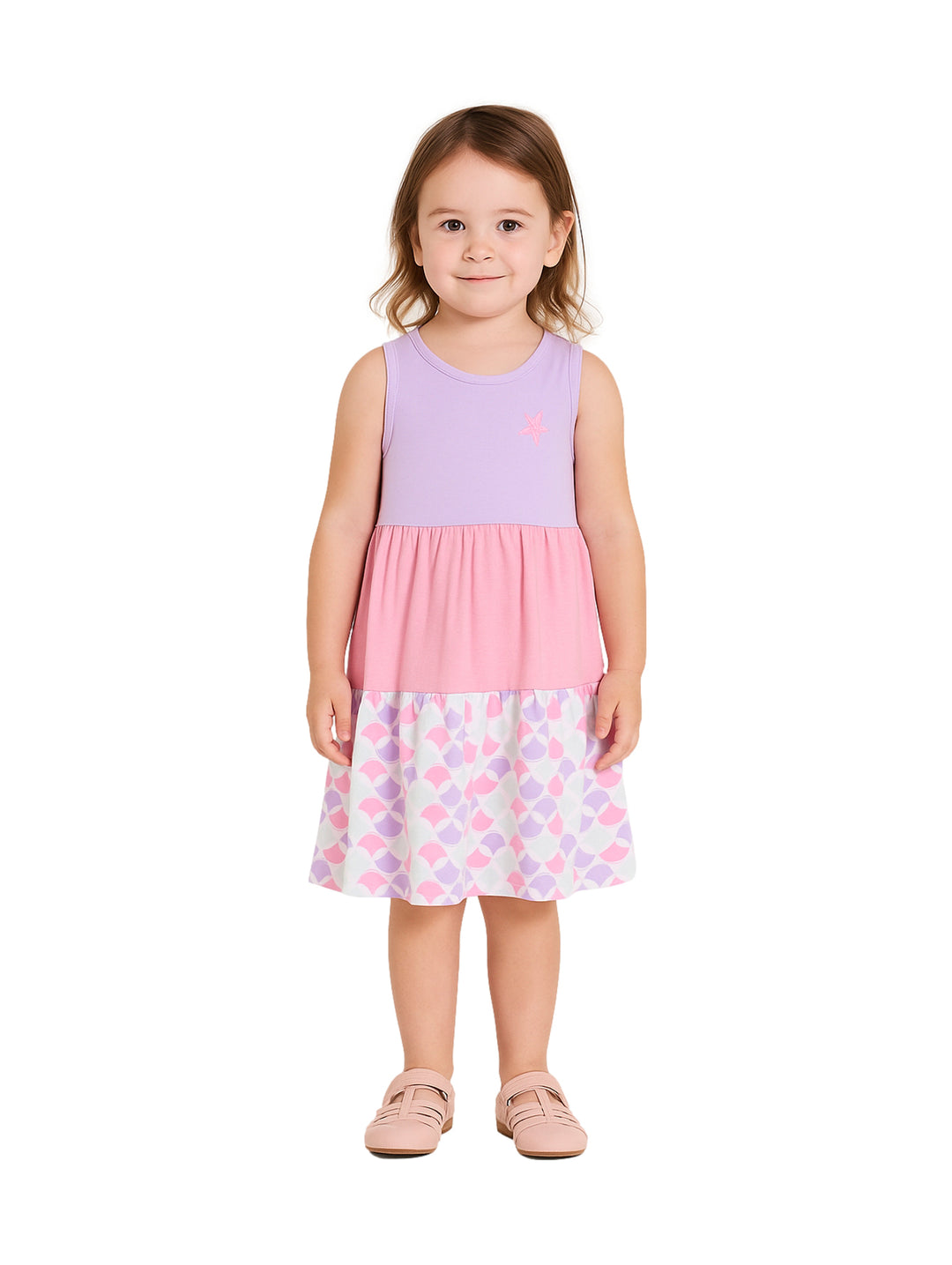 Niña vistiendo un vestido corto sin mangas en colores lila y rosa con estampado en la parte inferior.