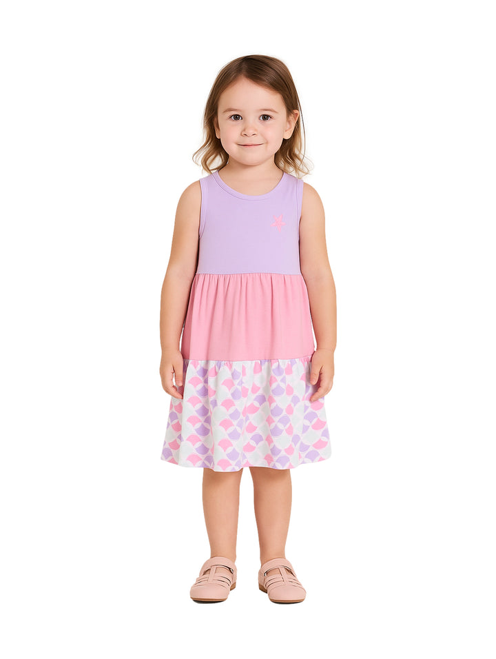 Niña vistiendo un vestido corto sin mangas en colores lila y rosa con estampado en la parte inferior.