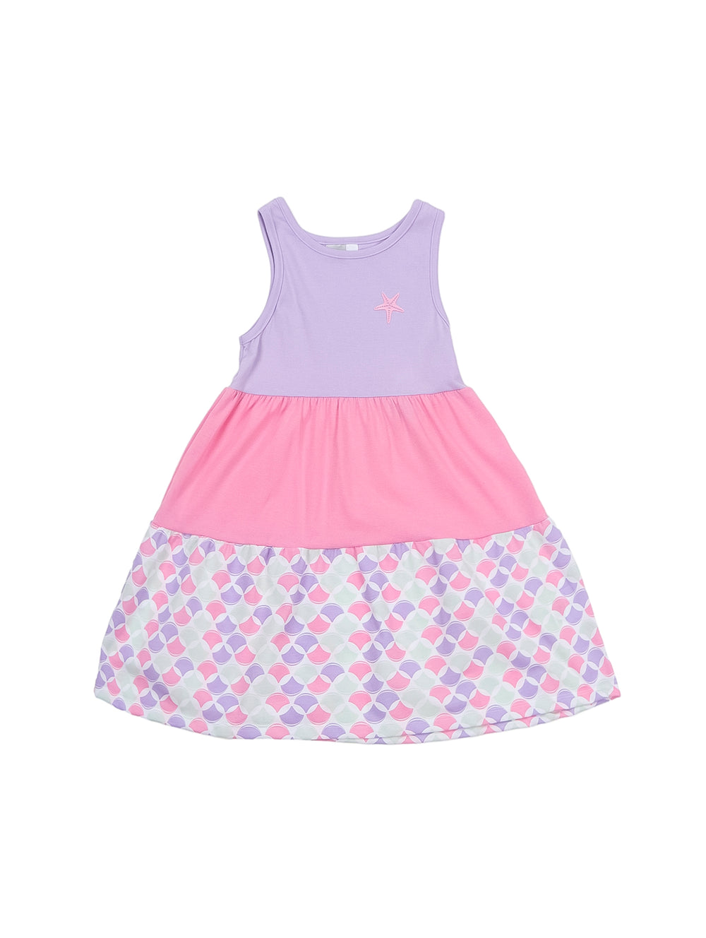 Niña vistiendo un vestido corto sin mangas en colores lila y rosa con estampado en la parte inferior.