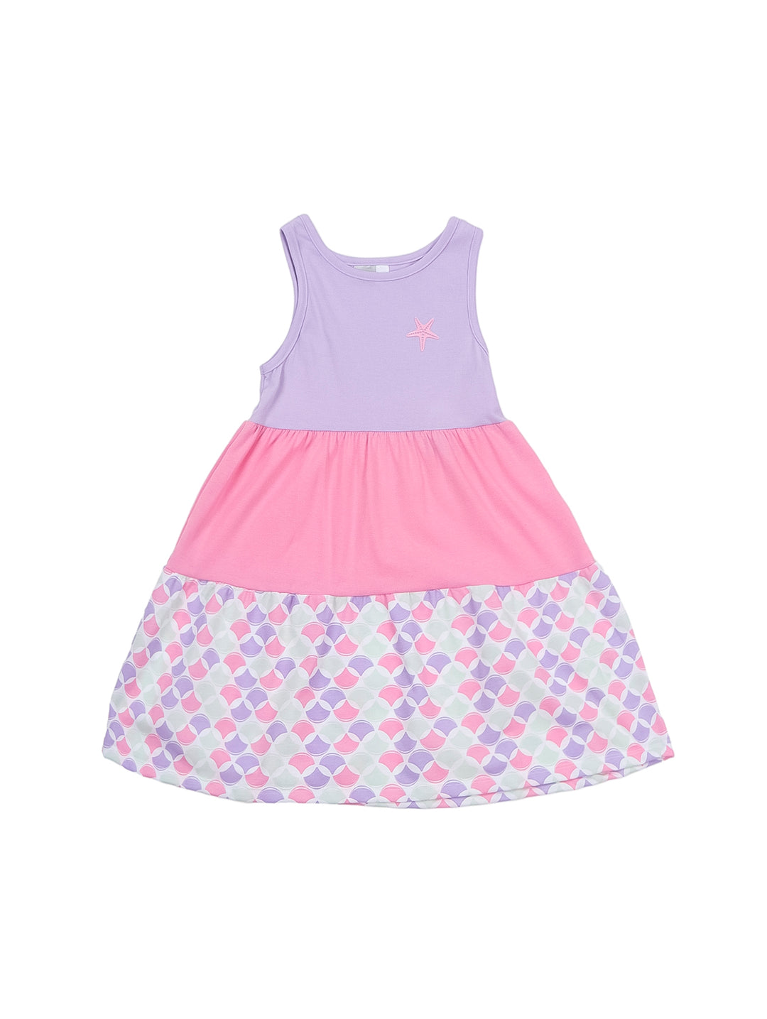 Niña vistiendo un vestido corto sin mangas en colores lila y rosa con estampado en la parte inferior.