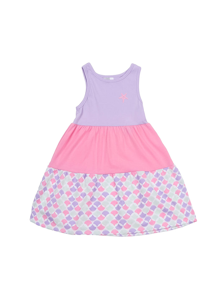 Niña vistiendo un vestido corto sin mangas en colores lila y rosa con estampado en la parte inferior.
