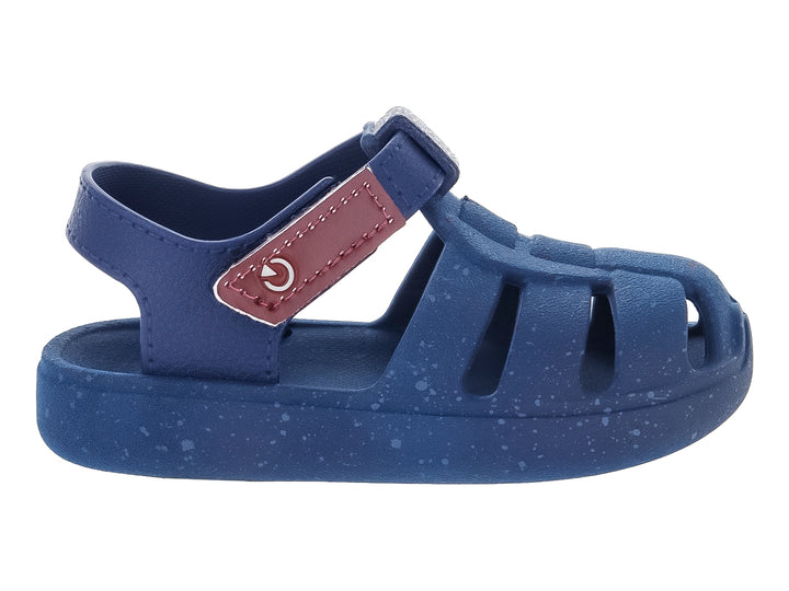 Sandalia infantil azul de punta cerrada con correa ajustable color guinda.