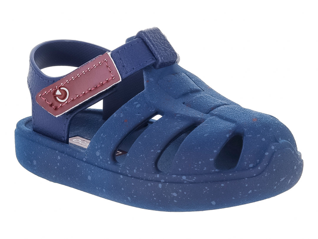 Sandalia infantil azul de punta cerrada con correa ajustable color guinda.