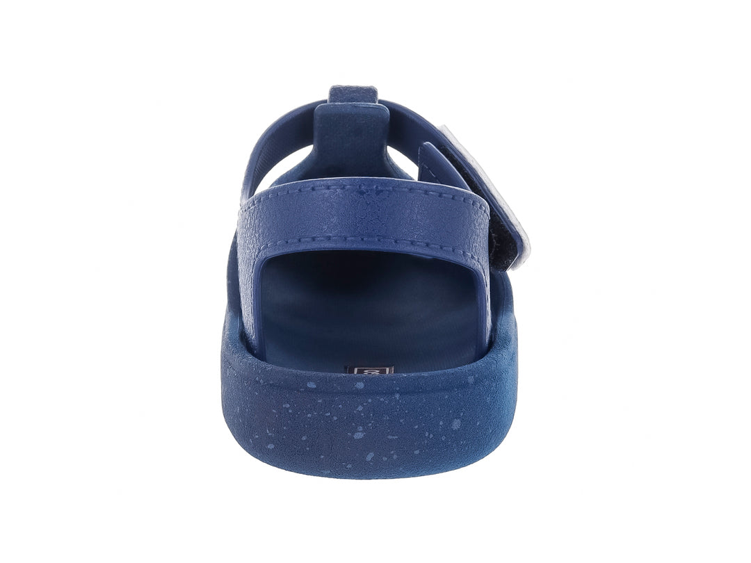 Sandalia infantil azul de punta cerrada con correa ajustable color guinda.