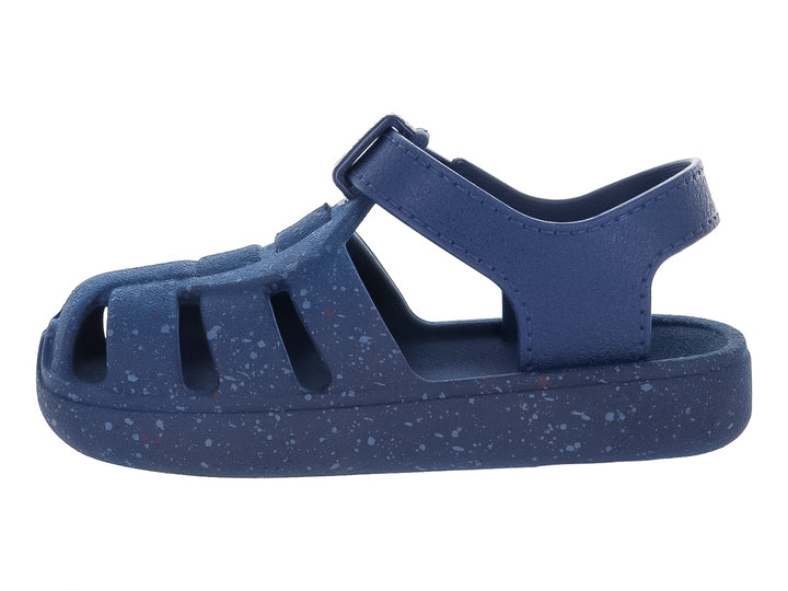 Sandalia infantil azul de punta cerrada con correa ajustable color guinda.