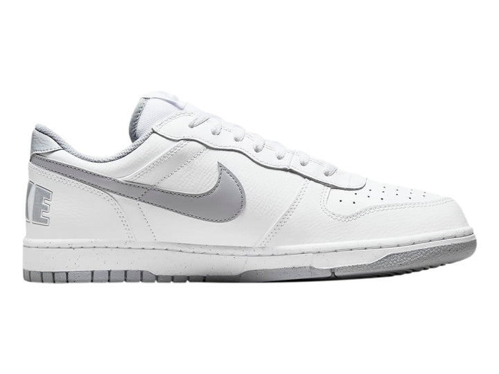 Tenis Nike Big Nike Low en color blanco con detalles y logotipo en gris wolf grey.