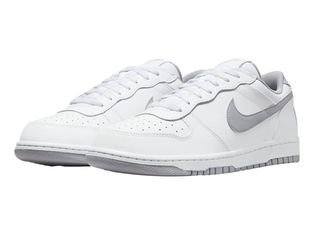 Tenis Nike Big Nike Low en color blanco con detalles y logotipo en gris wolf grey.