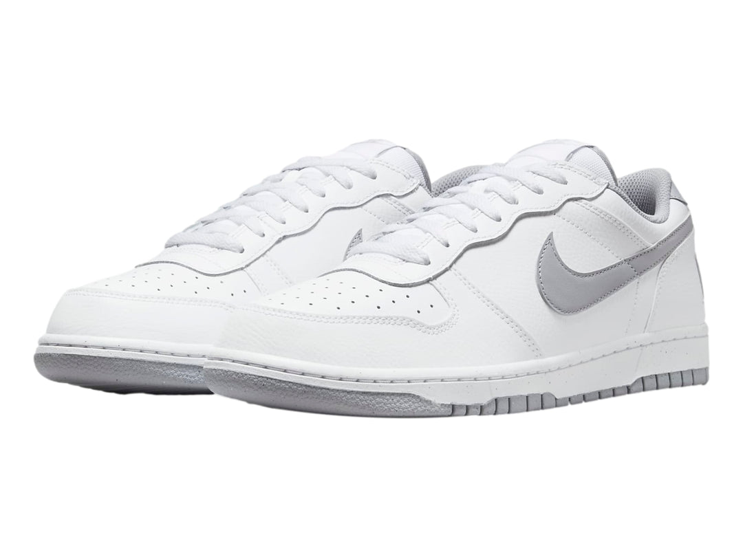 Tenis Nike Big Nike Low en color blanco con detalles y logotipo en gris wolf grey.