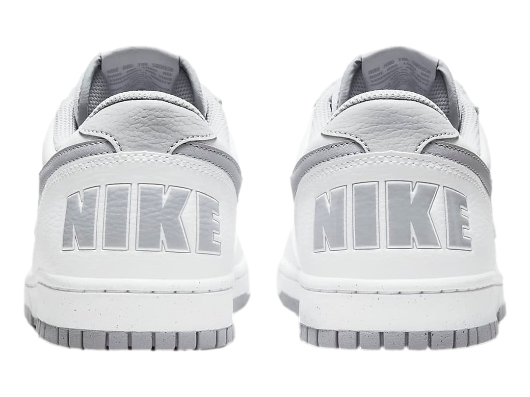 Tenis Nike Big Nike Low en color blanco con detalles y logotipo en gris wolf grey.