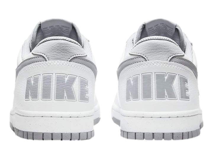 Tenis Nike Big Nike Low en color blanco con detalles y logotipo en gris wolf grey.