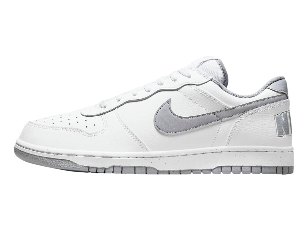 Tenis Nike Big Nike Low en color blanco con detalles y logotipo en gris wolf grey.