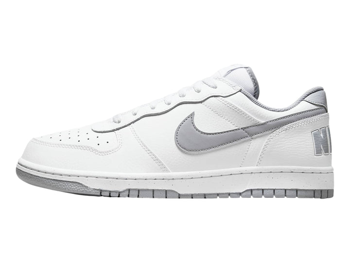 Tenis Nike Big Nike Low en color blanco con detalles y logotipo en gris wolf grey.