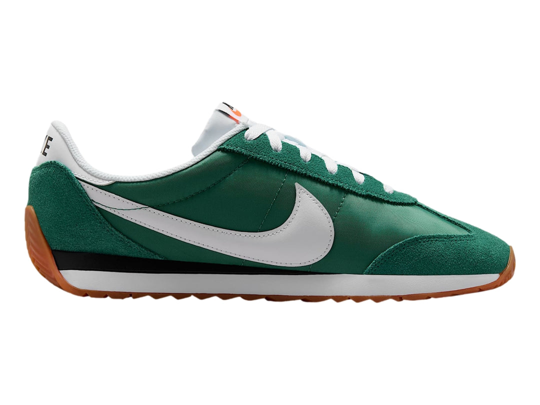 Tenis Nike color verde Evergreen Aura con suela color goma y detalles en blanco y negro.