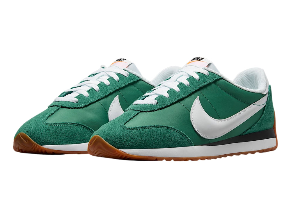 Tenis Nike color verde Evergreen Aura con suela color goma y detalles en blanco y negro.