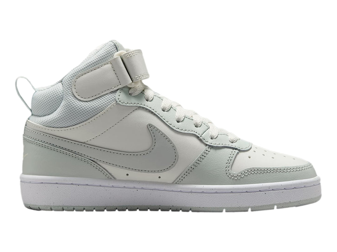 Tenis Nike Court Borough en color blanco y gris claro con correa en el tobillo.