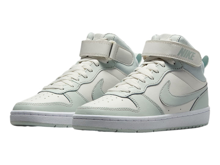 Tenis Nike Court Borough en color blanco y gris claro con correa en el tobillo.