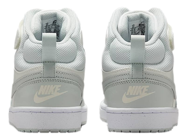 Tenis Nike Court Borough en color blanco y gris claro con correa en el tobillo.