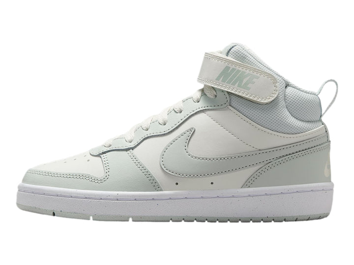 Tenis Nike Court Borough en color blanco y gris claro con correa en el tobillo.