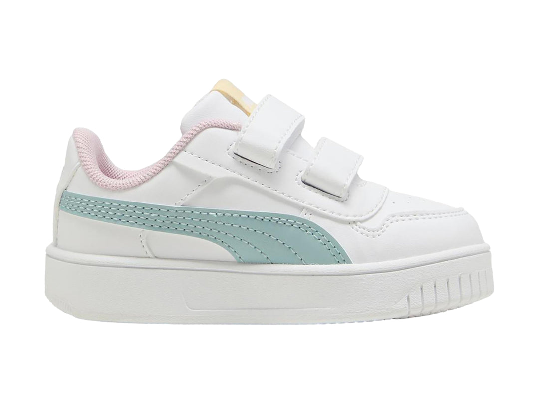 Tenis Puma blancos para niña con franja color menta, detalles en rosa y cierre de velcro.