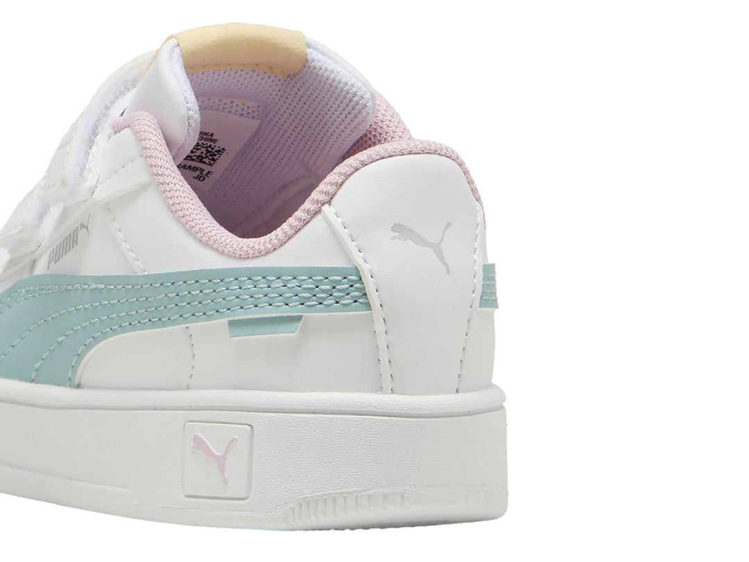 Tenis Puma blancos para niña con franja color menta, detalles en rosa y cierre de velcro.