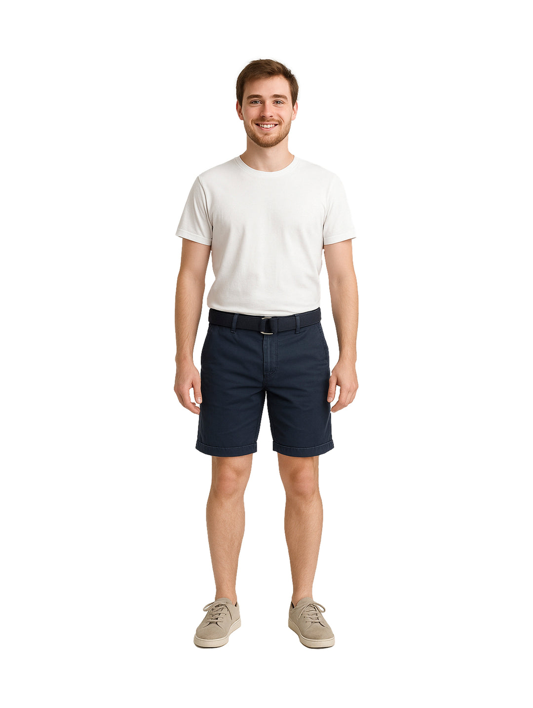 Hombre vistiendo bermudas color azul marino con cinturón a juego y camiseta blanca.