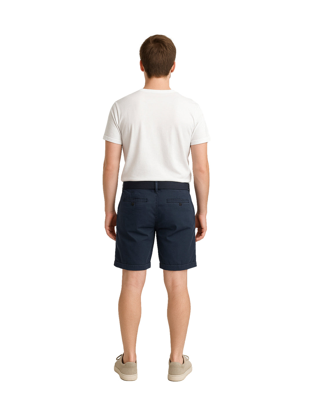 Hombre vistiendo bermudas color azul marino con cinturón a juego y camiseta blanca.