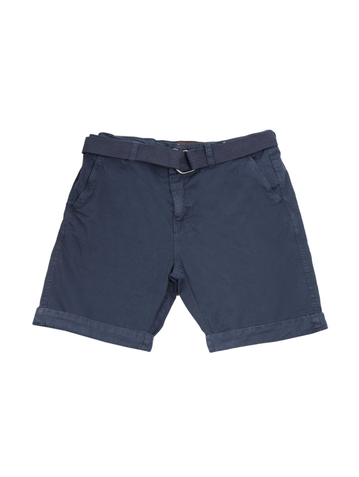 Hombre vistiendo bermudas color azul marino con cinturón a juego y camiseta blanca.