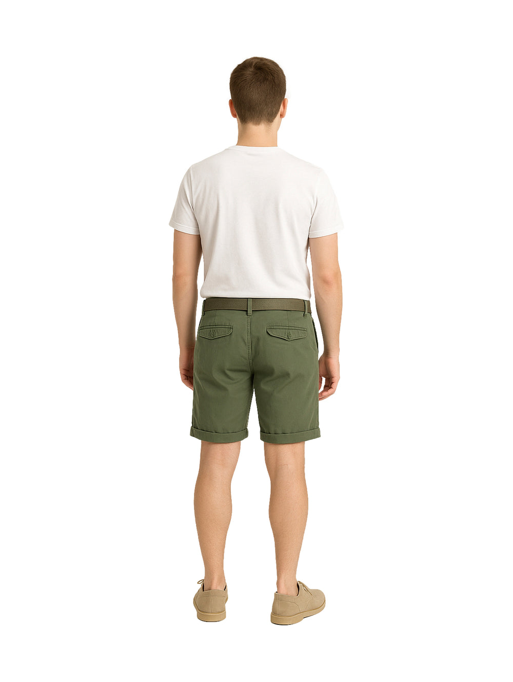 Hombre modelando bermudas color verde militar con playera blanca y zapatos beige sobre fondo blanco.