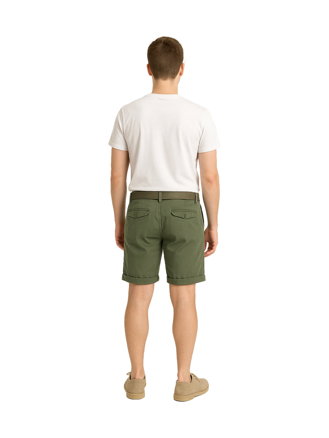 Hombre modelando bermudas color verde militar con playera blanca y zapatos beige sobre fondo blanco.