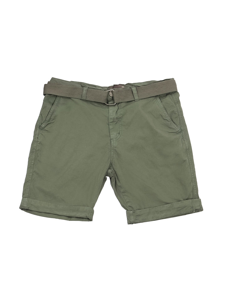 Hombre modelando bermudas color verde militar con playera blanca y zapatos beige sobre fondo blanco.