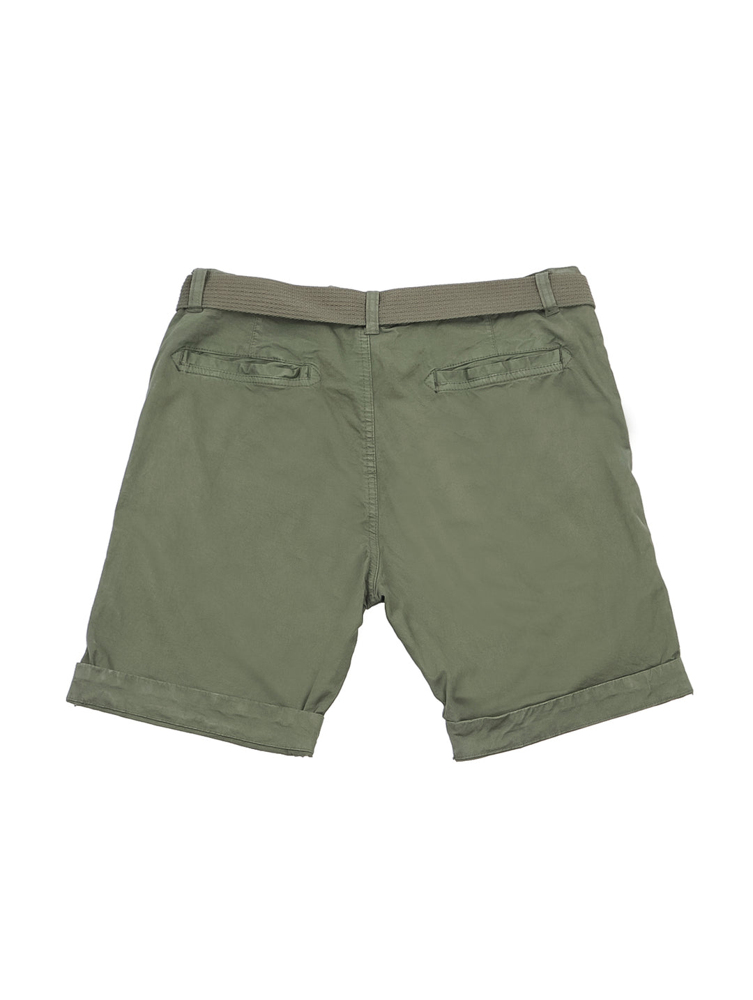 Hombre modelando bermudas color verde militar con playera blanca y zapatos beige sobre fondo blanco.