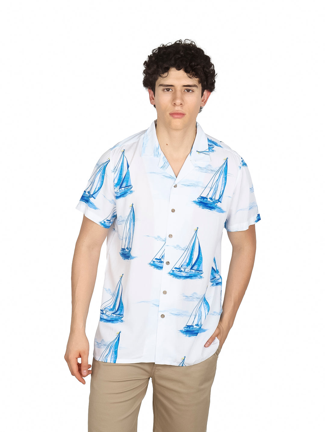 Hombre vistiendo camisa blanca de manga corta con estampado de veleros azules.