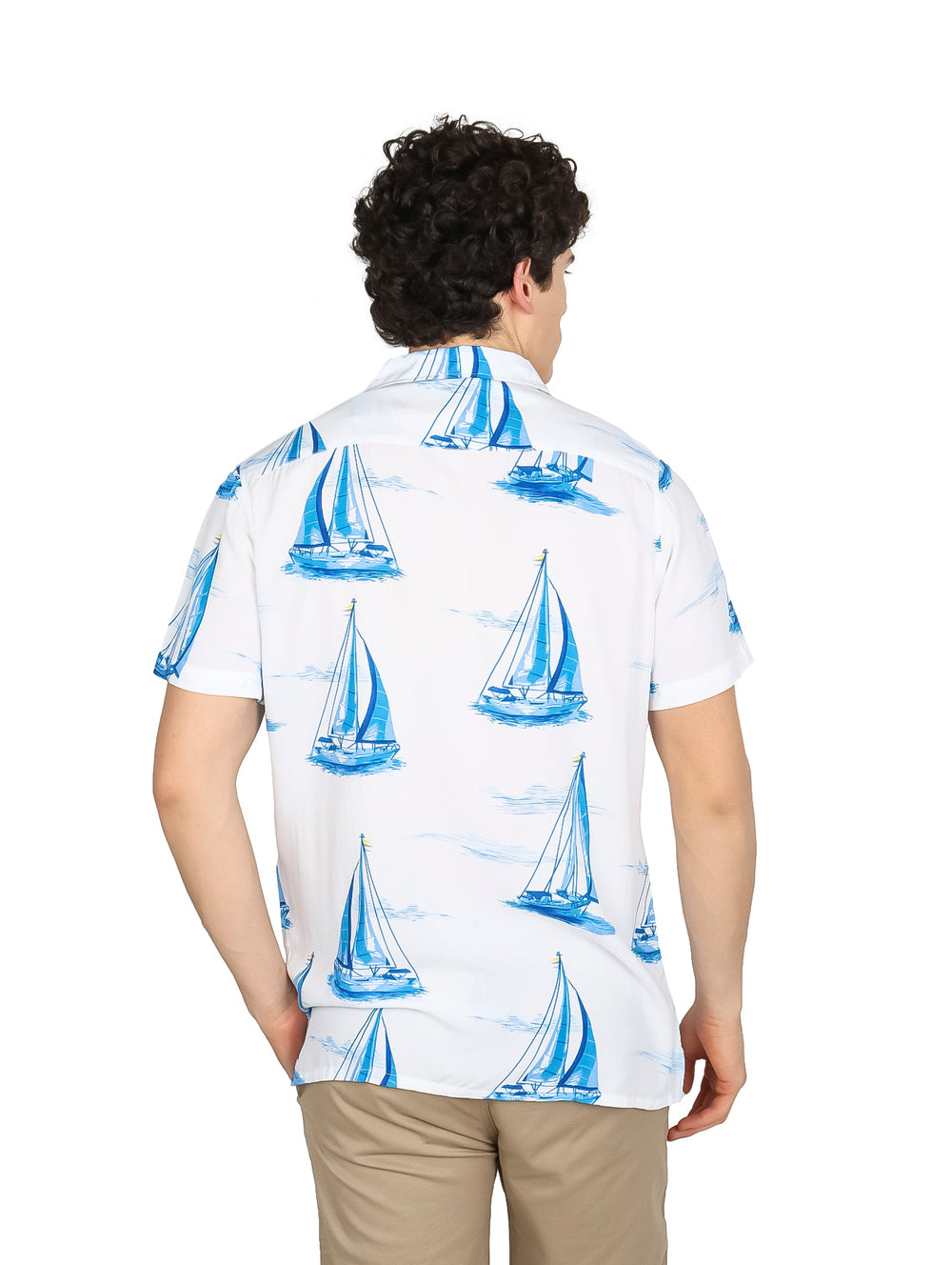 Hombre vistiendo camisa blanca de manga corta con estampado de veleros azules.