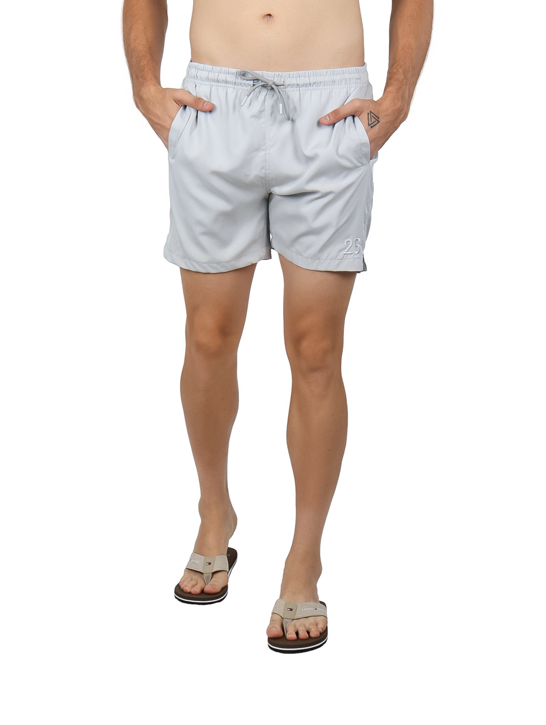 Traje de baño para hombre color plata con cintura elástica y cordón.