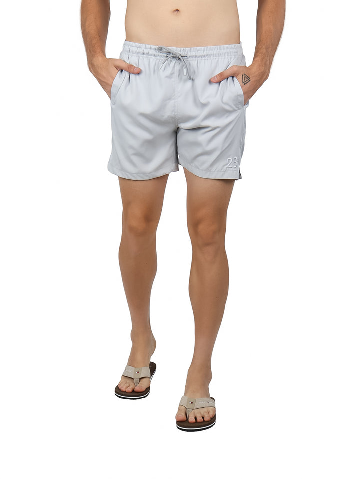 Traje de baño para hombre color plata con cintura elástica y cordón.
