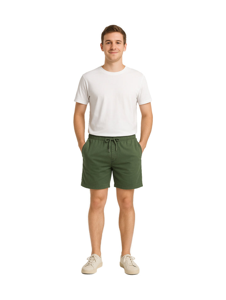 Hombre vistiendo bermudas color verde militar con cintura elástica y cordón.