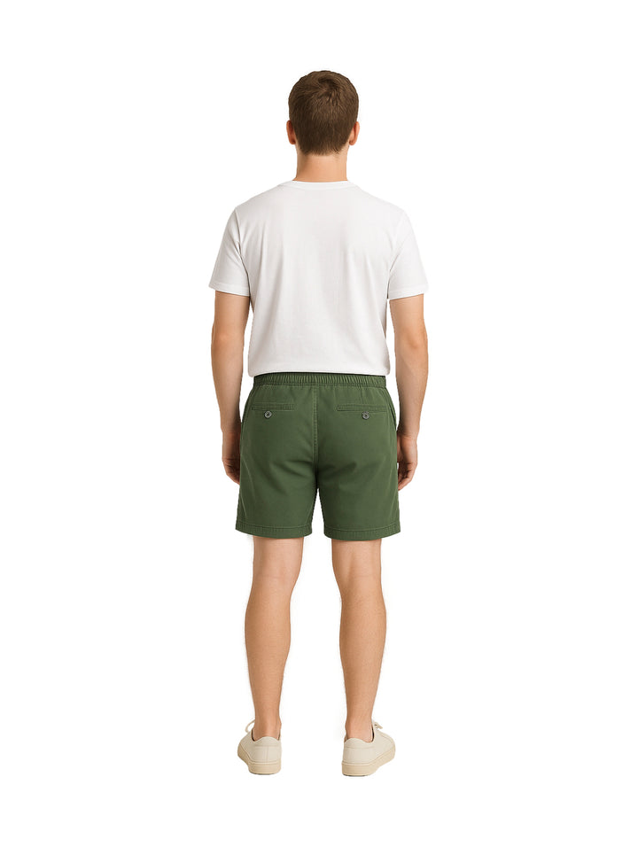 Hombre vistiendo bermudas color verde militar con cintura elástica y cordón.
