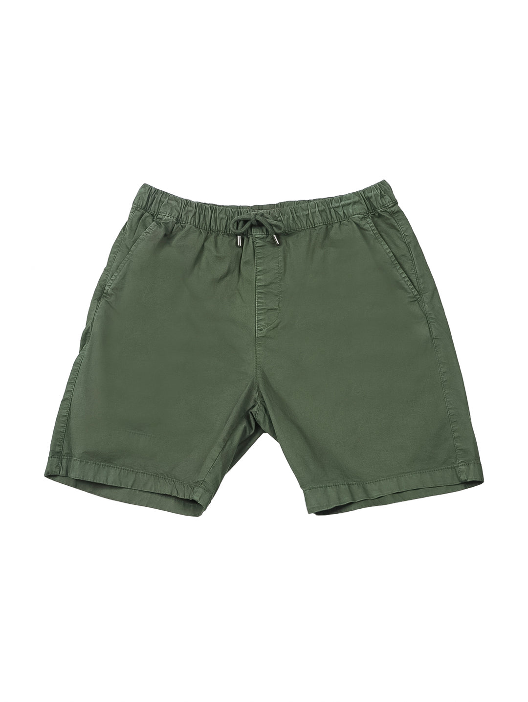 Hombre vistiendo bermudas color verde militar con cintura elástica y cordón.