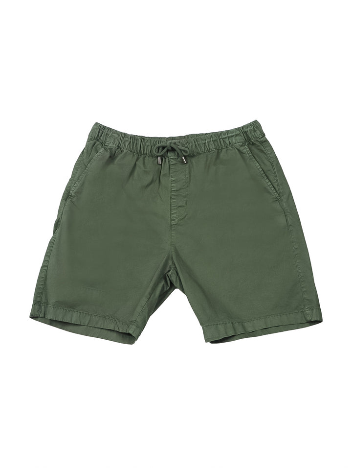 Hombre vistiendo bermudas color verde militar con cintura elástica y cordón.