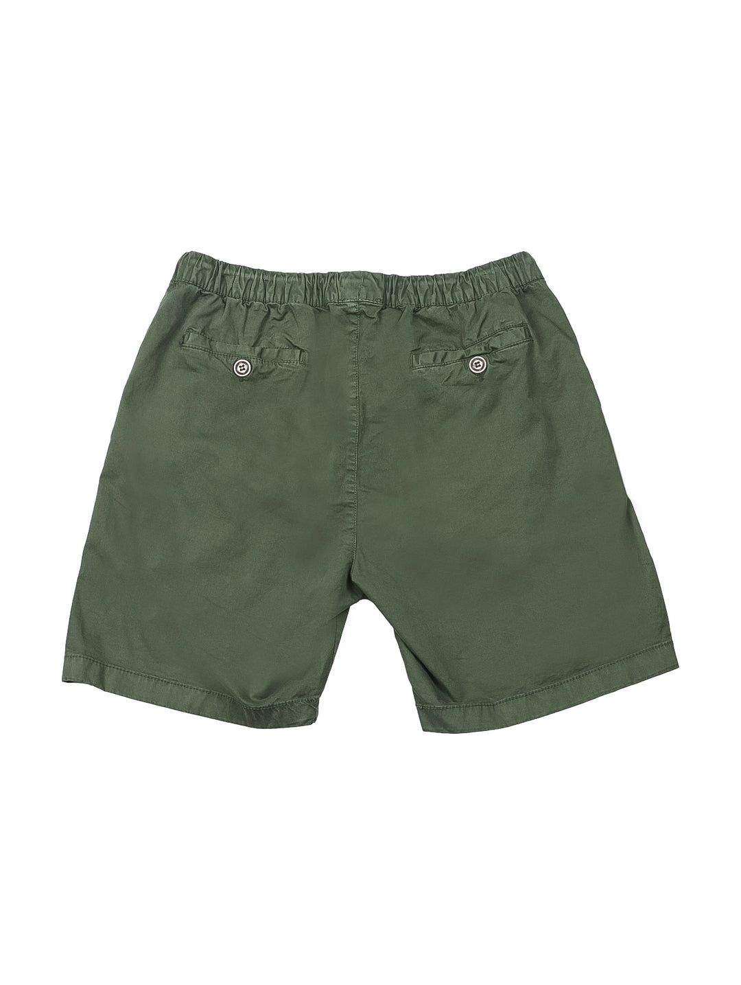 Hombre vistiendo bermudas color verde militar con cintura elástica y cordón.