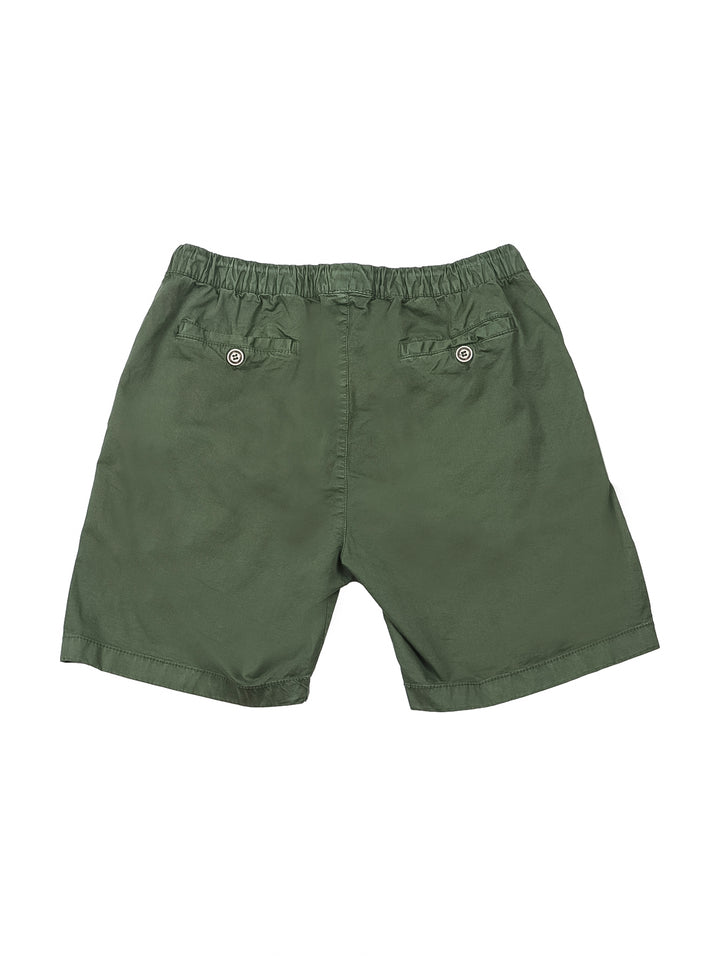 Hombre vistiendo bermudas color verde militar con cintura elástica y cordón.