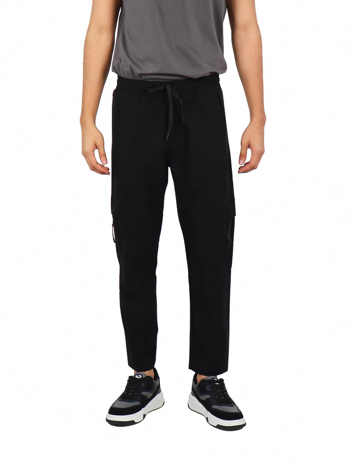 Hombre vistiendo pantalones jogger color negro de la marca Giovanni Gali.