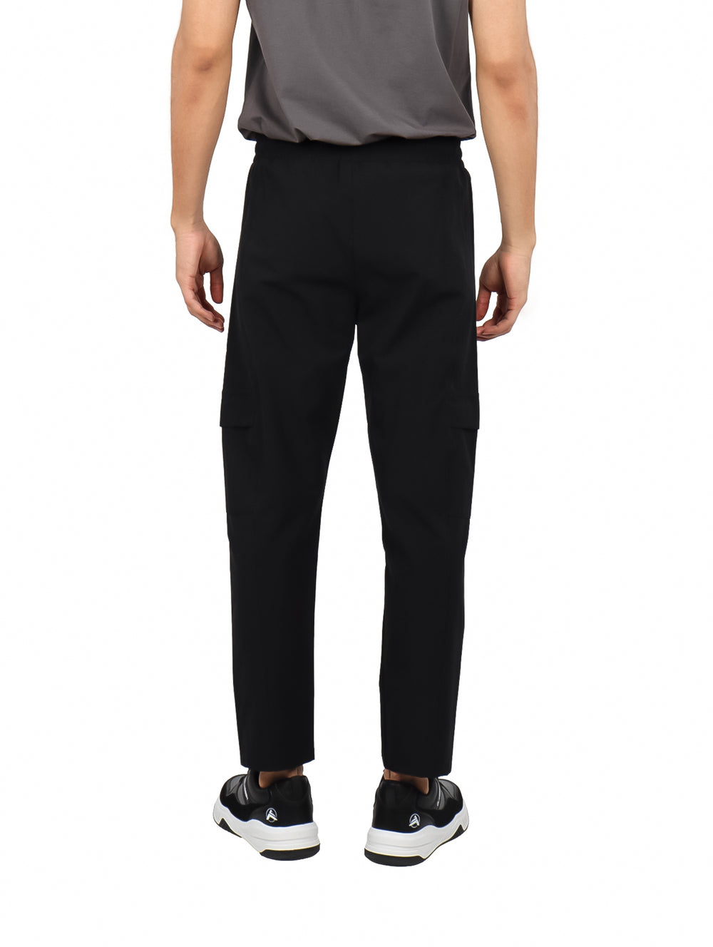 Hombre vistiendo pantalones jogger color negro de la marca Giovanni Gali.