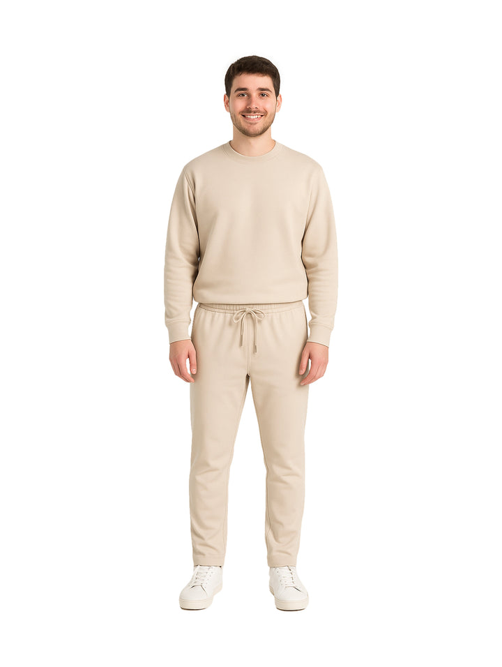 Hombre vistiendo pantalones deportivos tipo jogger color khaki con cintura elástica y cordón.