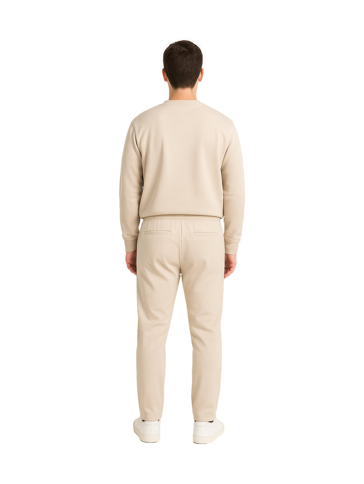 Hombre vistiendo pantalones deportivos tipo jogger color khaki con cintura elástica y cordón.