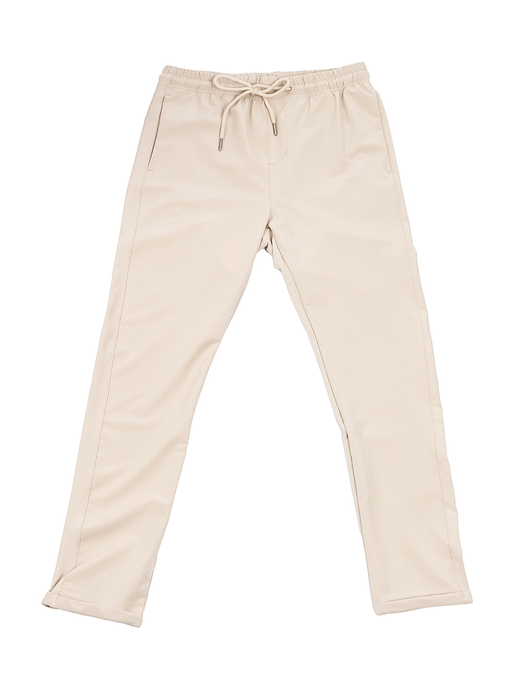 Hombre vistiendo pantalones deportivos tipo jogger color khaki con cintura elástica y cordón.